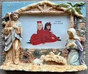 Cornice portafoto presepe natalizia Maria Giuseppe Bambino Gesù in mangiatoia - Foto 1 di 6
