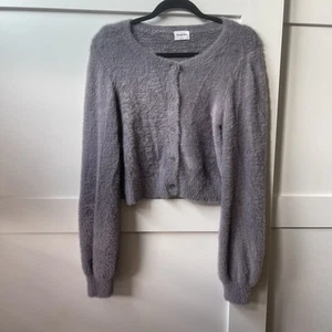 Sunday Best By Aritzia lila flauschiger Pullover mit Knopfleiste Größe M - Bild 1 von 2