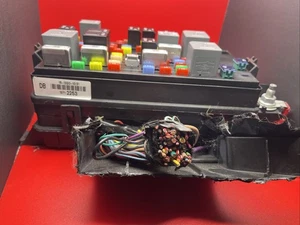 08-11 Buick Lucerne Cadillac DTS Rear Fuse Box Part# 13712253 - Picture 1 of 3