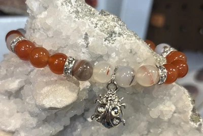 Pulsera redonda de ágata dendrítica y ágata roja de 8 mm con dije Ladybug Foto 1 de 4