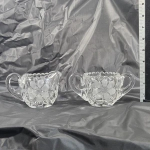 Vintage Pressglas Milchkännchen Zucker Set Gänseblümchen mattierte Blütenblätter gewellter Rand - Bild 1 von 13