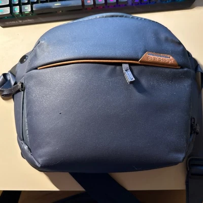 Bolso eslinga para cámara Peak Design Everyday - Medianoche, 6L usado Foto 1 de 2