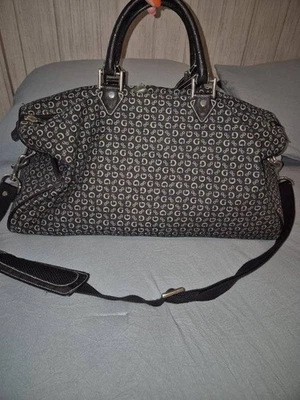 Bolso de mano de viaje de fin de semana gris negro GUESS Foto 1 de 4