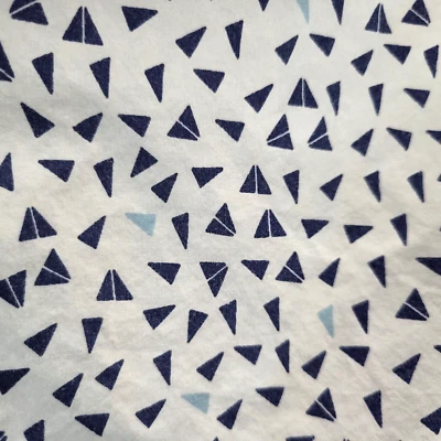 Sábana bajera Pottery Barn Kids 100 % algodón orgánico blanco azul triángulos Foto 1 de 4