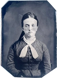 ANTIQUE CIVIL WAR ERA TINTYPE PHOTOGRAPH OF A YOUNG GIRL NOT AT ALL A HAPPY FACE - Picture 1 of 3