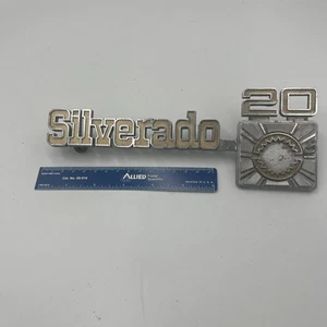 Vintage 1975-80 CHEVY Truck SILVERADO 20 Emblem OEM #349695 Metal - Foto 1 di 7