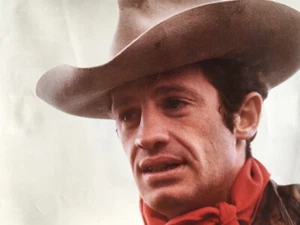 Jean-Paul Belmondo au foulard rouge & chapeau de cowboy — grand format — 32x46,5 - Picture 1 of 3