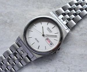 Februar 1990 Seiko Quartz SQ100 weißes Zifferblatt Stahlarmband Herrenuhr Tag Datum - Bild 1 von 20