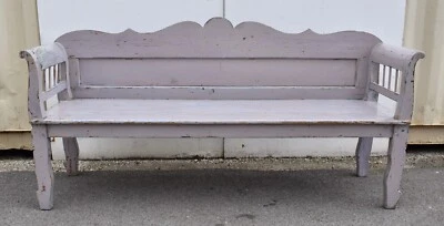 Banco ou assentamento antigo pintado de pinho com encosto de camelo - Imagem 1 de 4