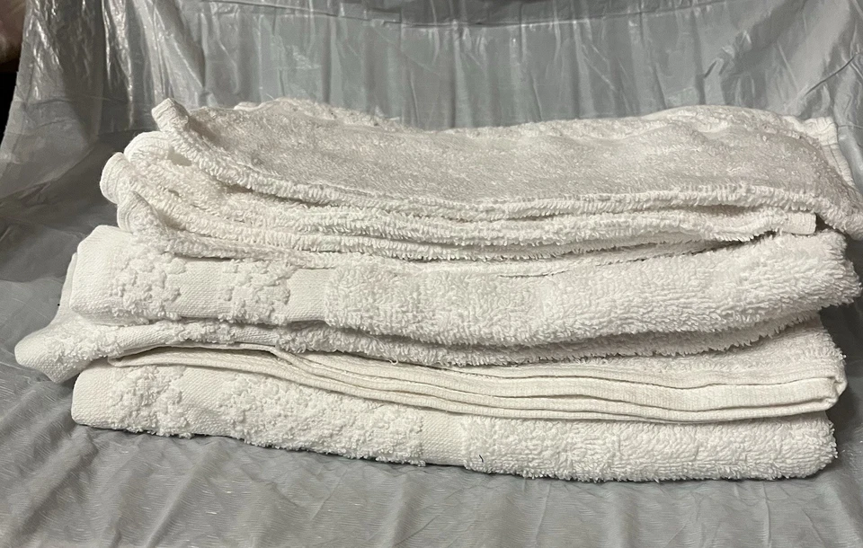 Juego de toallas de baño blancas, 7 piezas.  1 toalla de baño, 2 toallas de mano, 4 paños de lavado. Nuevo. Foto 1 de 1