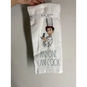 Neu mit Etikett Rae Dunn Disney Pixar JEDER KANN KOCHEN 2er Set Küchentücher Ratatouille - Bild 1 von 3