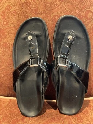 Sandálias chinelos plataforma patenteada preta Donald Pliner - Imagem 1 de 4