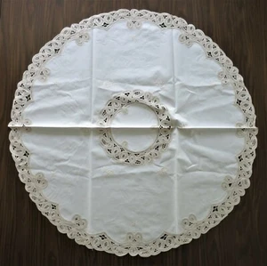 Cubierta de mesa bordada de encaje Battenberg de colección de algodón beige 33" creación de pavo real - Imagen 1 de 12