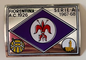 FIGURINA CALCIATORI PANINI 67 68 SCUDETTO AUTOADESIVO FIORENTINA CON VELINA ORIG - Bild 1 von 2