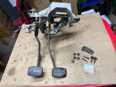 84-86 Ford F-150 - Conjunto de pedals de embrague y freno hidráulico F350 F250 Foto 1 de 4