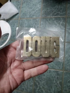 Hebilla de cinturón de latón macizo con letras de bloque recortadas con nombre DOUG de colección - Imagen 1 de 2
