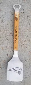 New England Patriots Sportula Spatel massiv Fußball BBQ Grill Flaschenöffner - Bild 1 von 5