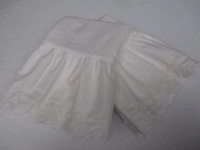 Fundas de almohada estándar Ralph Lauren PATIENCE blancas bordadas con ojales con volantes Foto 1 de 4