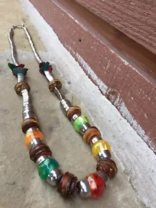 Collar Cadena Serpiente Apilada Tonificada Plateada con Cuentas Multicolores Madera y Plástico - Imagen 1 de 12