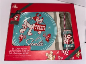 Disney Delivering Holiday Cheer Milk & Cookies For Santa Plate Glass Mickey New - Picture 1 of 13