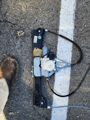 Левое окно передней двери 07–10 BMW M6 650ci 650i с регулятором - Изображение 1 из 4