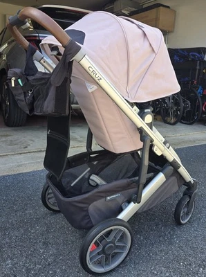 Cochecito UPPAbaby CRUZ V2, Alicia/Rosa-Ligeramente Usado-Bandeja para Snacks y Organizador Incluido Foto 1 de 4