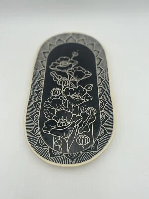 Plato ovalado floral de cerámica negra Sgafito hecho a mano Foto 1 de 4