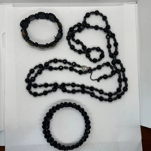 Konvolut 3 schwarze Schmuckstücke Feder Spiral Armband; Halskette; Stretch Armband - Bild 1 von 13