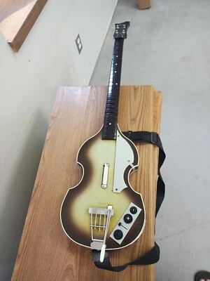Guitarra inalámbrica Rock Band Beatles Hofner Harmonix. Falta un botón Foto 1 de 4
