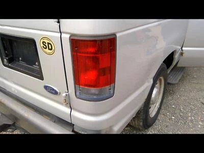 Conjunto de luz trasera derecha usado se adapta a: Ford E150 2006 furgoneta grado derecho A Foto 1 de 4