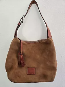Borsa a tracolla Dooney & Bourke marrone scamosciato e pelle hobo interno rosso - Foto 1 di 15