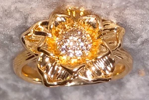 Dazzling Size 7 Gold-Tone Floral Ring with Sparkling Centre – Brand New - Picture 1 of 3