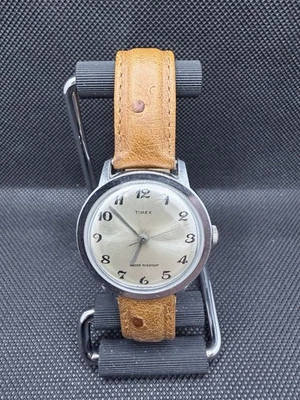 Винтажные механические часы Timex серебряный циферблат арабские цифры 34 мм ход  - Изображение 1 из 4
