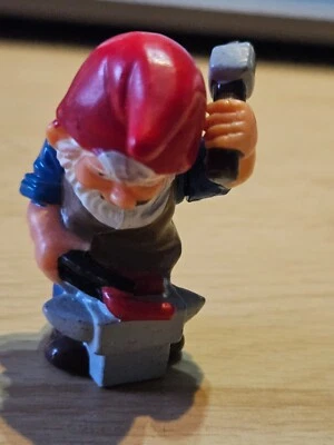 Ü-Ei Zwerg Schmied Eisenbart (1992) – seltene Fehlbemalung im Gesicht - Bild 1 von 4