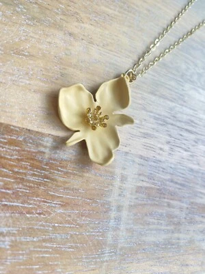 Vince Camuto ~ Collar con detalles de oro con flores amarillas ~ Nuevo con etiquetas Foto 1 de 4