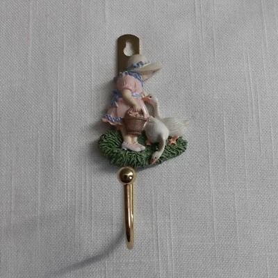 Cabide de parede decorativo para meninas que alimentam gansos - Imagem 1 de 4