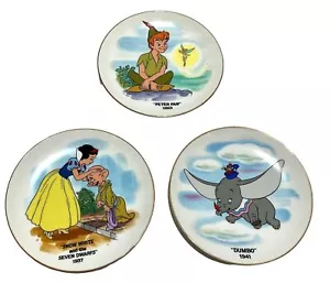 LOTE DE 3 PLATOS DE RECUERDO DE COLECCIÓN DE DISNEYLAND PORCELANA DE HUESO TAPICERÍA PINTADA EN ORO 6,25" - Imagen 1 de 7