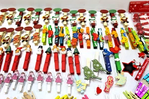 200pcs Christmas Clips Clothespins DIY Photo Pegs Hanging Cards Party Favors NEW - Picture 1 of 19