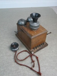 Altes, antikes Wandtelefon mit Hörer - Bild 1 von 10