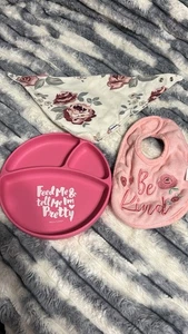 Feed Me And Tell Me I’m Pretty Set di ventose e 2 bavaglini rosa  - Foto 1 di 1