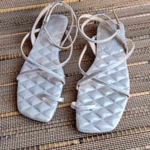 Jessica Simpson Silver Quilted Gladiator Strap Sandals Women's Size 9 - Picture 1 of 13