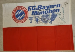 Fahne FC BAYERN MÜNCHEN E.V.  80er Jahre SIGNIERT cm ORIGINAL m Pokalen 80 x 110 - Bild 1 von 8