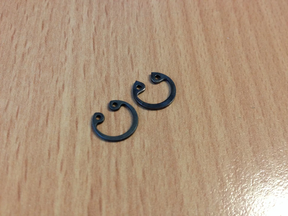 x2 PISTON CLIPS ORIGINAL TYPE PISTON AXLE 10mm NITRO BOOSTER AEROX OVETTO CIAO  - Image 1 of 1