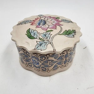 Scatola rotonda in ceramica goffrata con coperchio Macao dipinta a mano rosa blu disegno floreale 5x2" - Foto 1 di 11