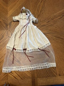 ABC Distributing Inc Bear langes Kleid viktorianischer Stil Spitze & burgunderrote Bänder - Bild 1 von 6