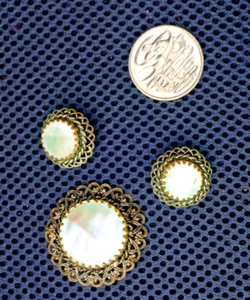 vintage clip on earrings and brooch, mother of pearl. - Picture 1 of 3