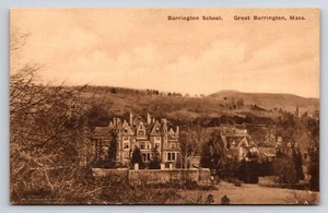 Postal Escuela Barrington, Great Barrington, Mass Mountain View en fondo - Imagen 1 de 2
