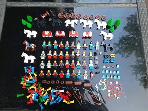 Lego Ritter Castle Figuren 37 Stück Konvolut 10Pferde 4 Decken Und Zubehör Uvm - Bild 1 von 5