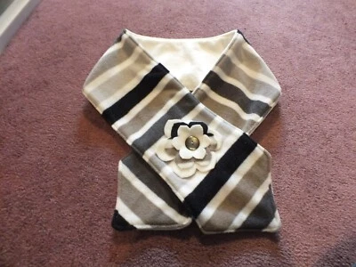 Nueva Bufanda Hecha a Mano Gris Taupe Crema Rayas Hecha a Mano Flor 44x5" Vellón Suave Foto 1 de 3