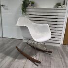 Nowoczesny design fotel bujany biały i drewniany - inspirowany Vitra Eames rzadki